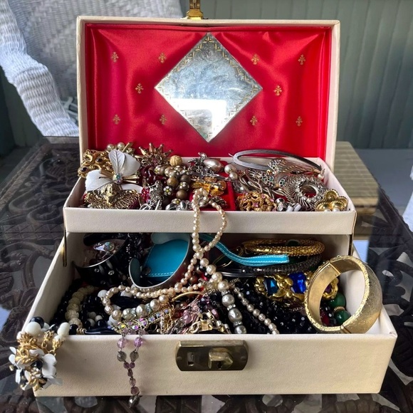 ⚜️ Luxury Jewelry Mystery Box | $99/LB Curated & Unsearched Vtg Estate Lots ⚜️ - Picture 4 of 6